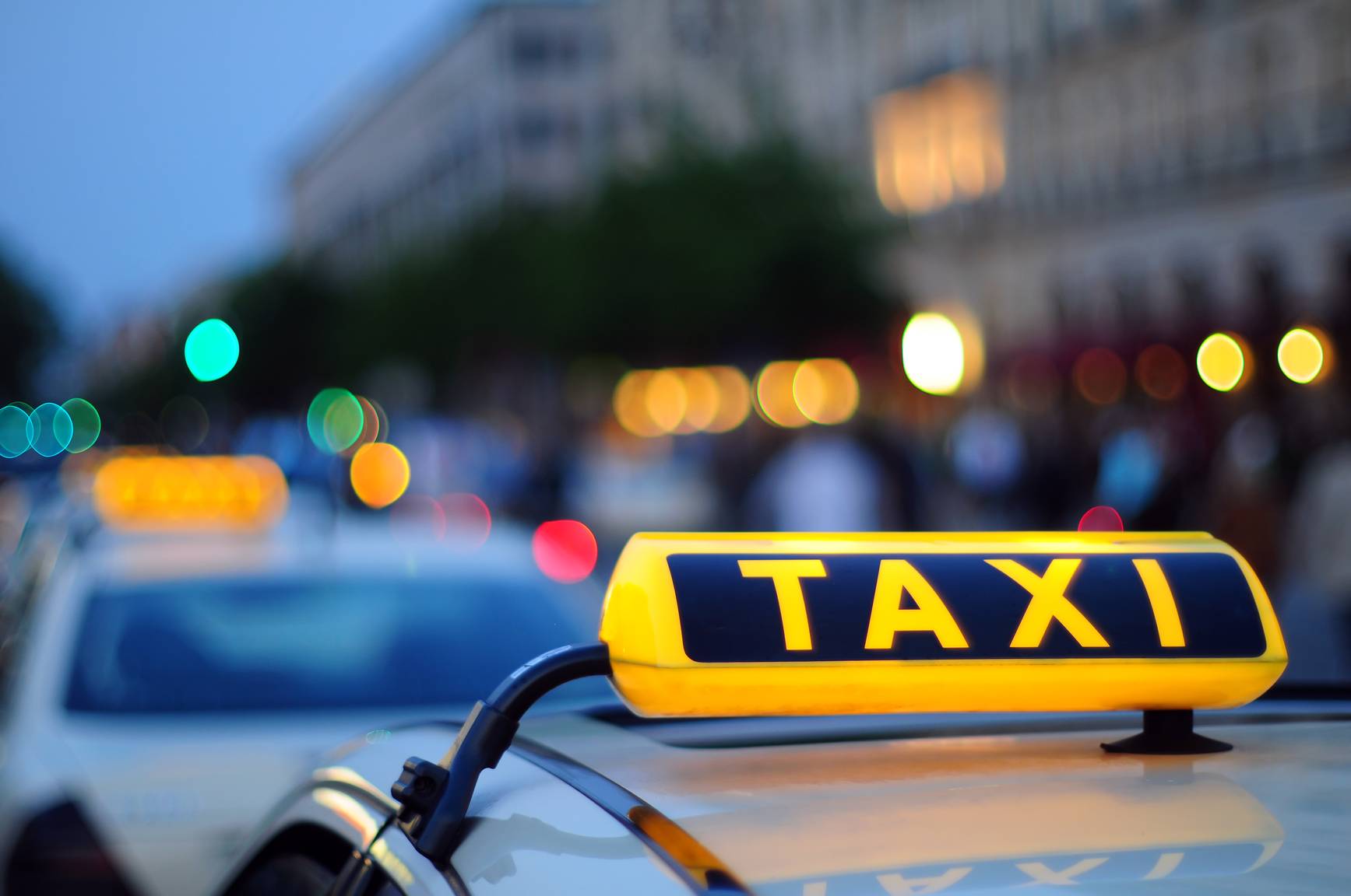 Витрати працівника на таксі та додаткове благо: позиція ДФС та суду